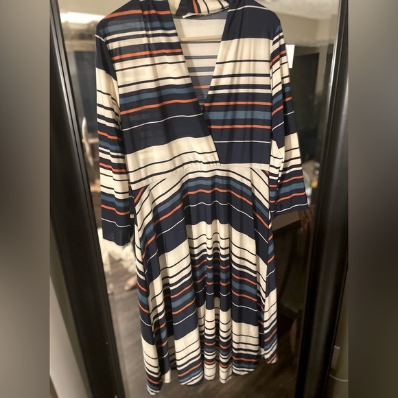 Frumos Clothing Dresses & Skirts - Frumps Dress elegant and stripped size XL